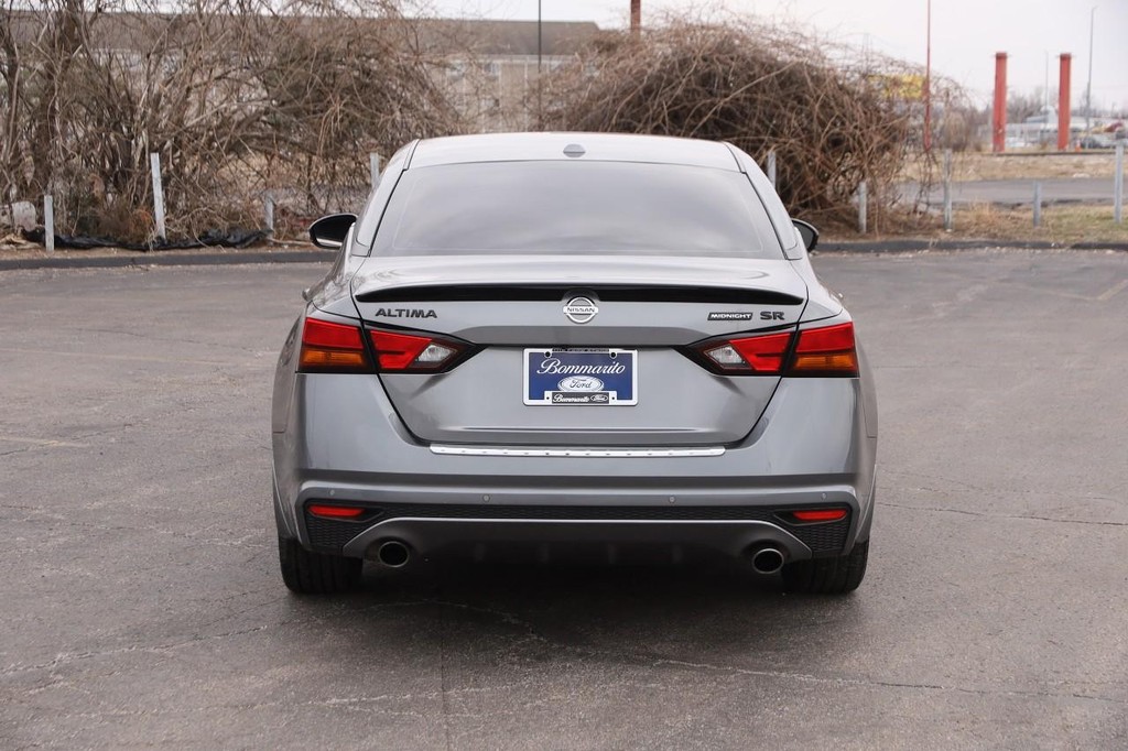 Nissan Altima Vehicle Full-screen Gallery Image 6