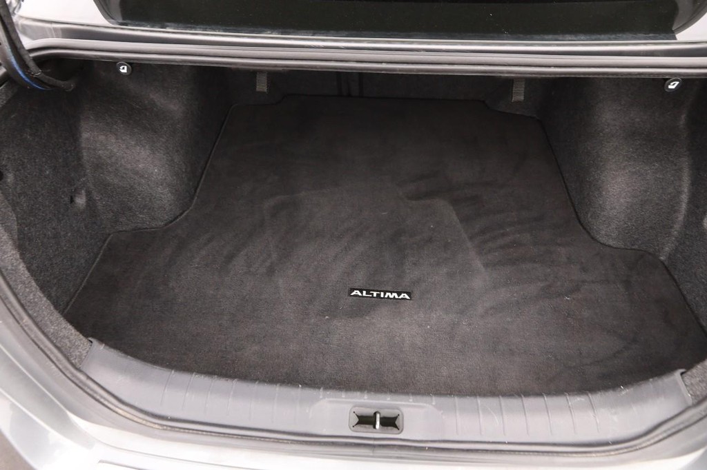 Nissan Altima Vehicle Full-screen Gallery Image 7