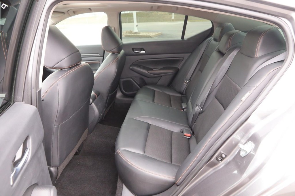 Nissan Altima Vehicle Full-screen Gallery Image 10