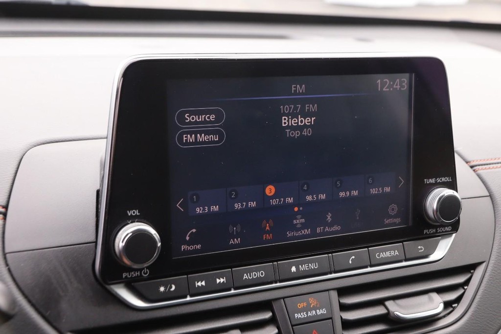 Nissan Altima Vehicle Full-screen Gallery Image 16