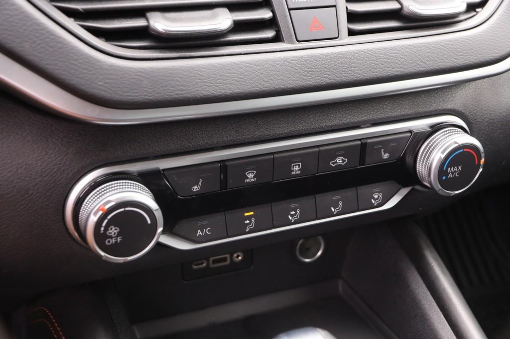 Nissan Altima Vehicle Full-screen Gallery Image 18