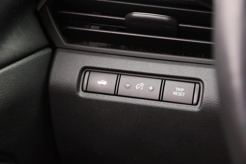 Nissan Altima Vehicle Full-screen Gallery Image 19