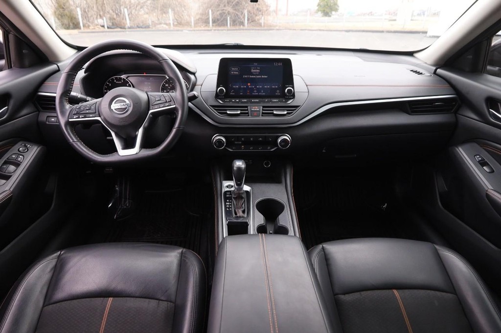 Nissan Altima Vehicle Full-screen Gallery Image 20