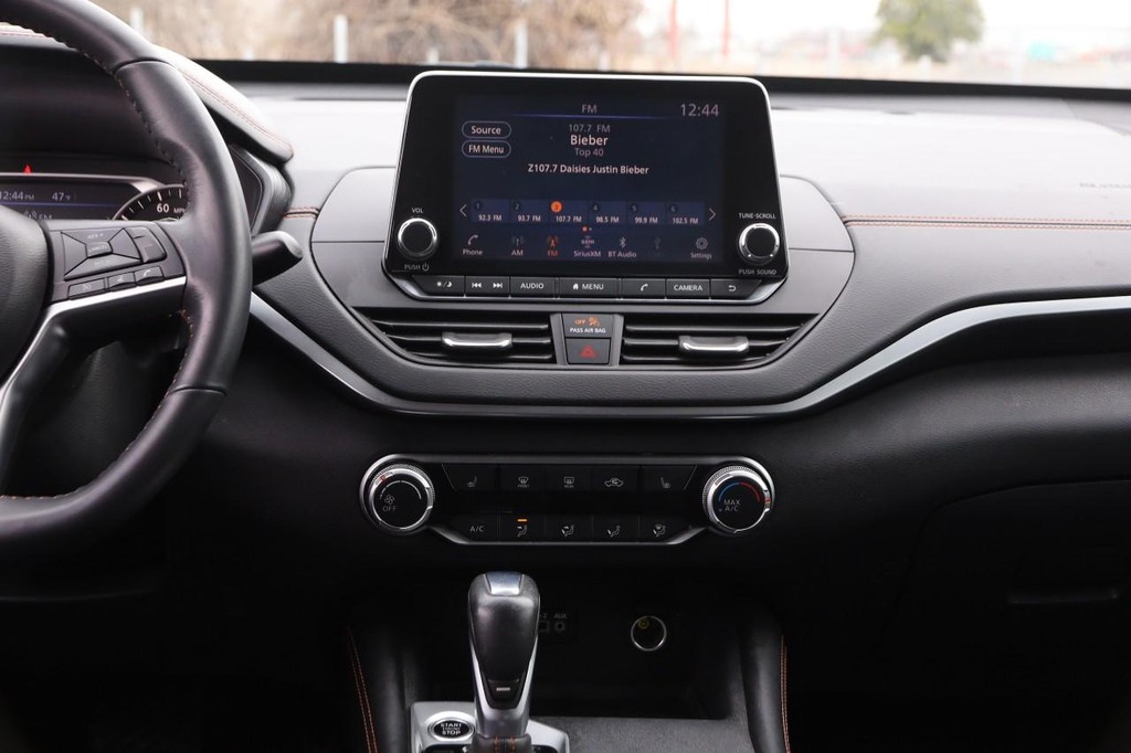 Nissan Altima Vehicle Full-screen Gallery Image 23