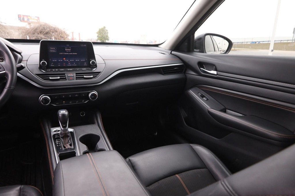 Nissan Altima Vehicle Full-screen Gallery Image 24