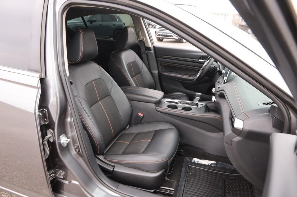 Nissan Altima Vehicle Full-screen Gallery Image 25