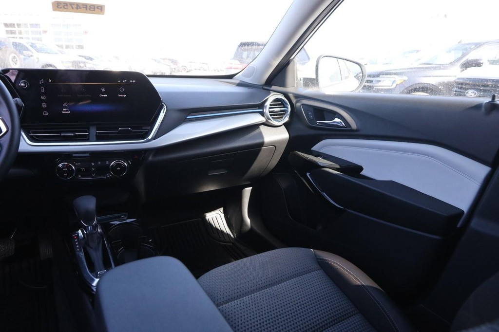 Chevrolet Trax Vehicle Full-screen Gallery Image 24