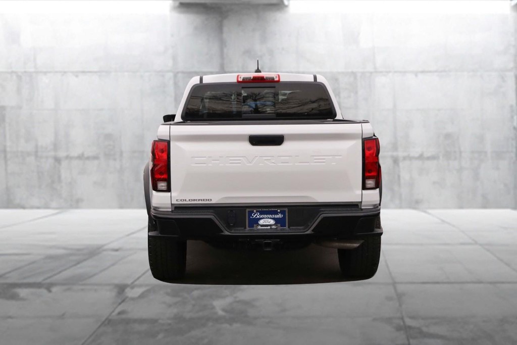 Chevrolet Colorado Vehicle Full-screen Gallery Image 06