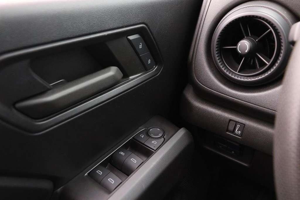 Chevrolet Colorado Vehicle Full-screen Gallery Image 19