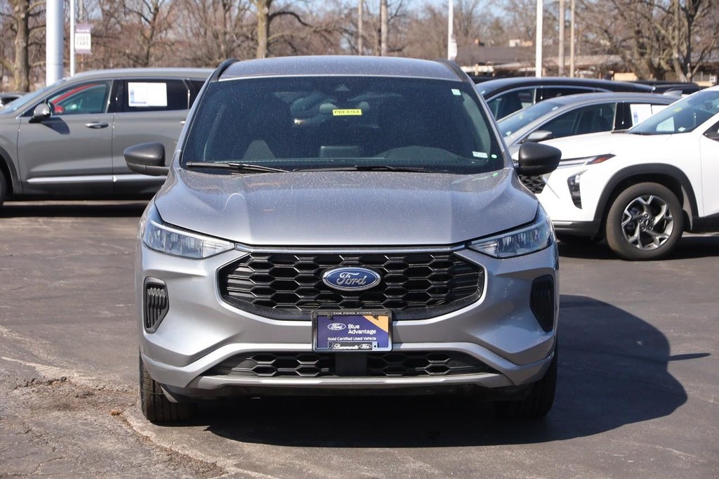 Ford Escape Vehicle Full-screen Gallery Image 4