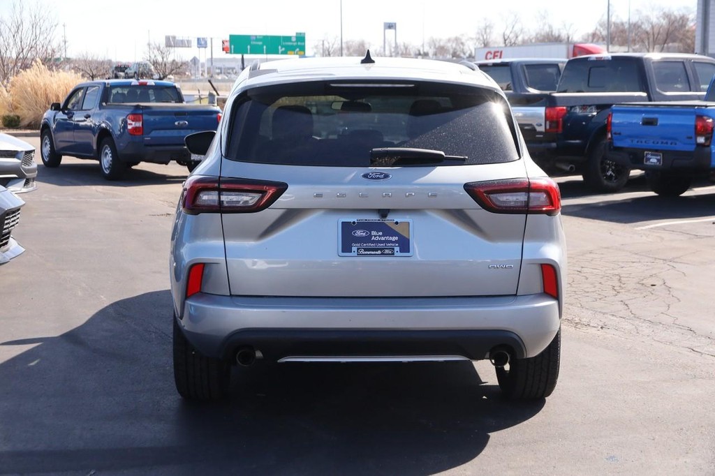 Ford Escape Vehicle Full-screen Gallery Image 6