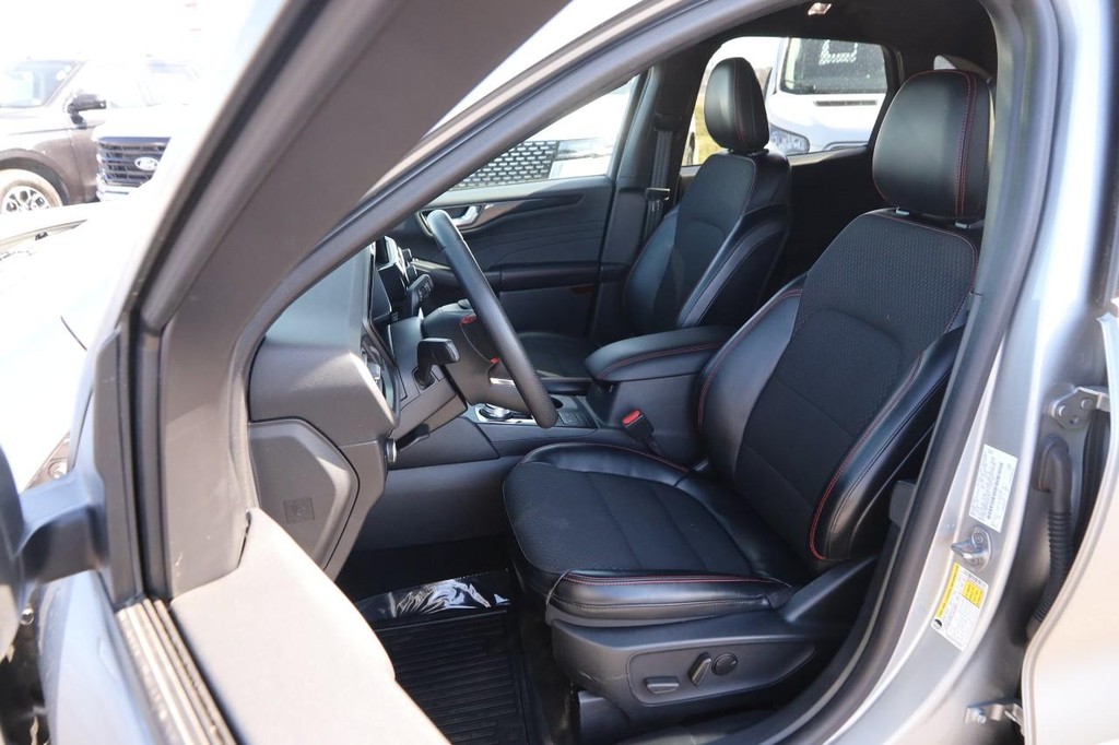 Ford Escape Vehicle Full-screen Gallery Image 9