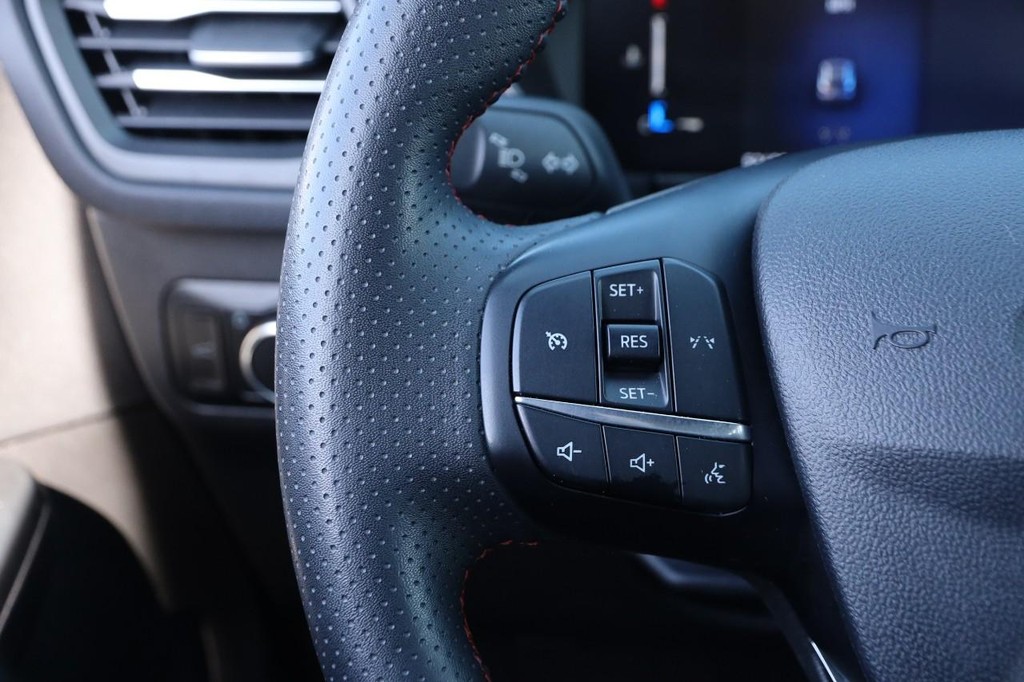 Ford Escape Vehicle Full-screen Gallery Image 12