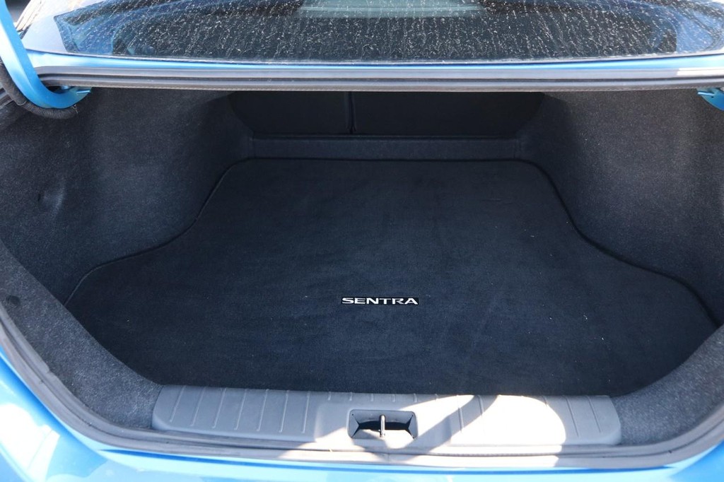 Nissan Sentra Vehicle Full-screen Gallery Image 6