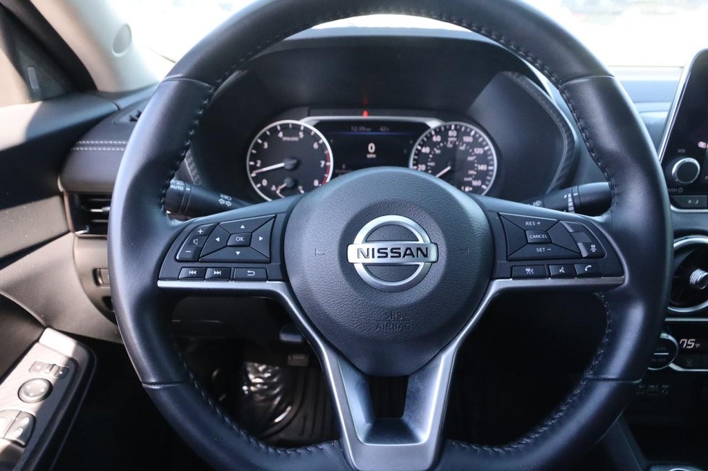 Nissan Sentra Vehicle Full-screen Gallery Image 9