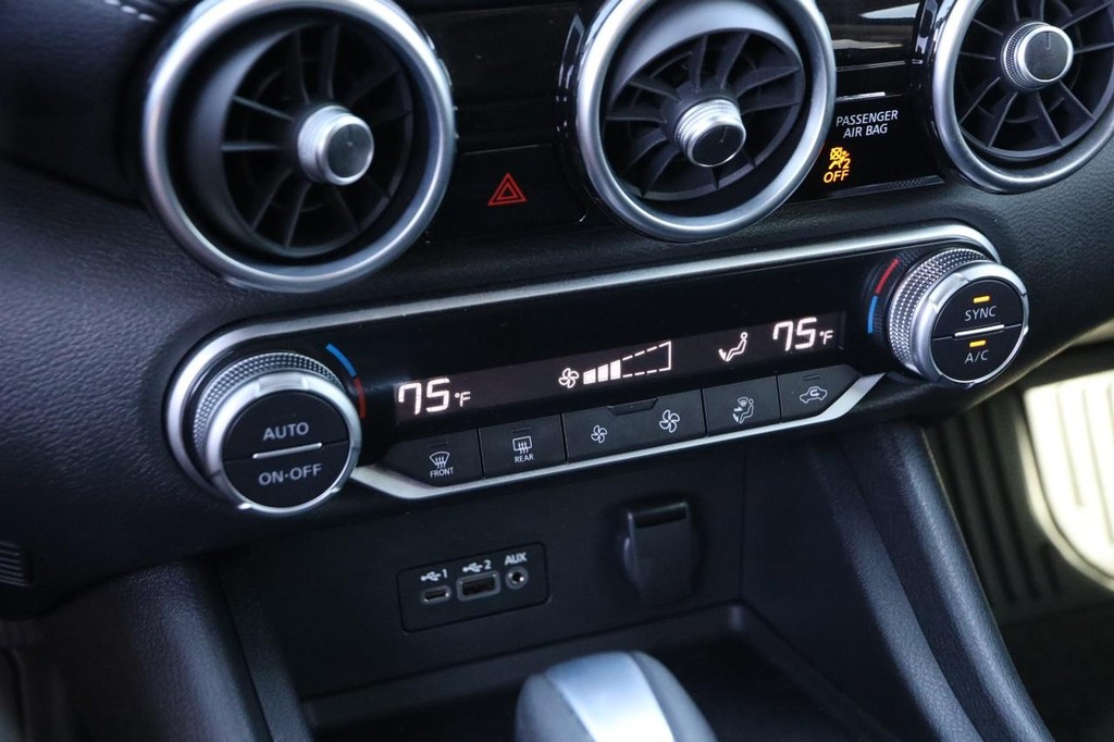 Nissan Sentra Vehicle Full-screen Gallery Image 15