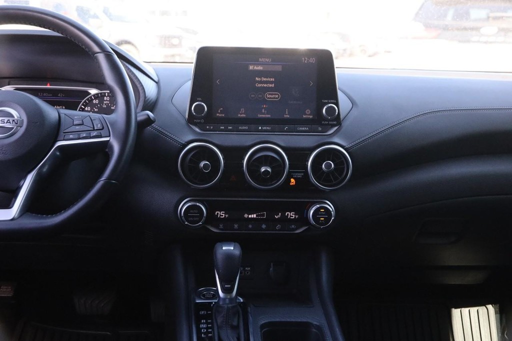 Nissan Sentra Vehicle Full-screen Gallery Image 21