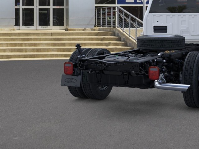 Ford Super Duty F-450 DRW Vehicle Image 21