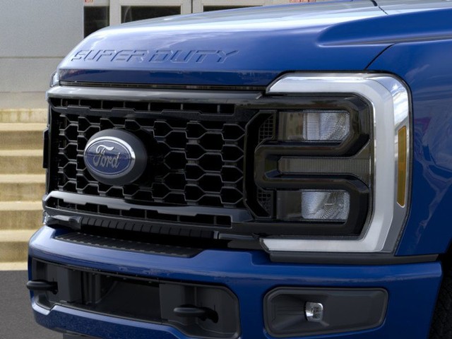 Ford Super Duty F-250 SRW Vehicle Full-screen Gallery Image 17