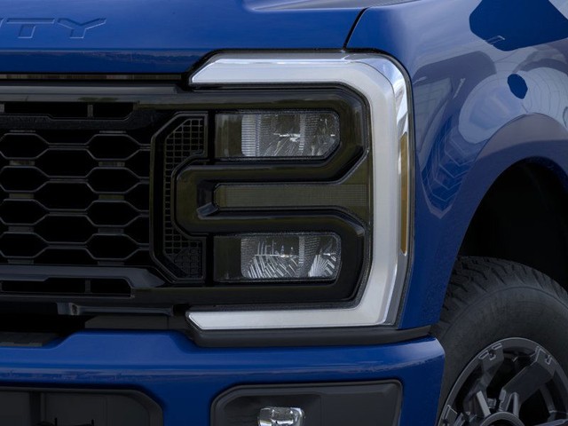 Ford Super Duty F-250 SRW Vehicle Full-screen Gallery Image 18