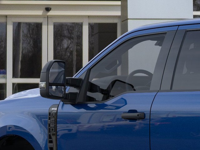 Ford Super Duty F-250 SRW Vehicle Full-screen Gallery Image 20