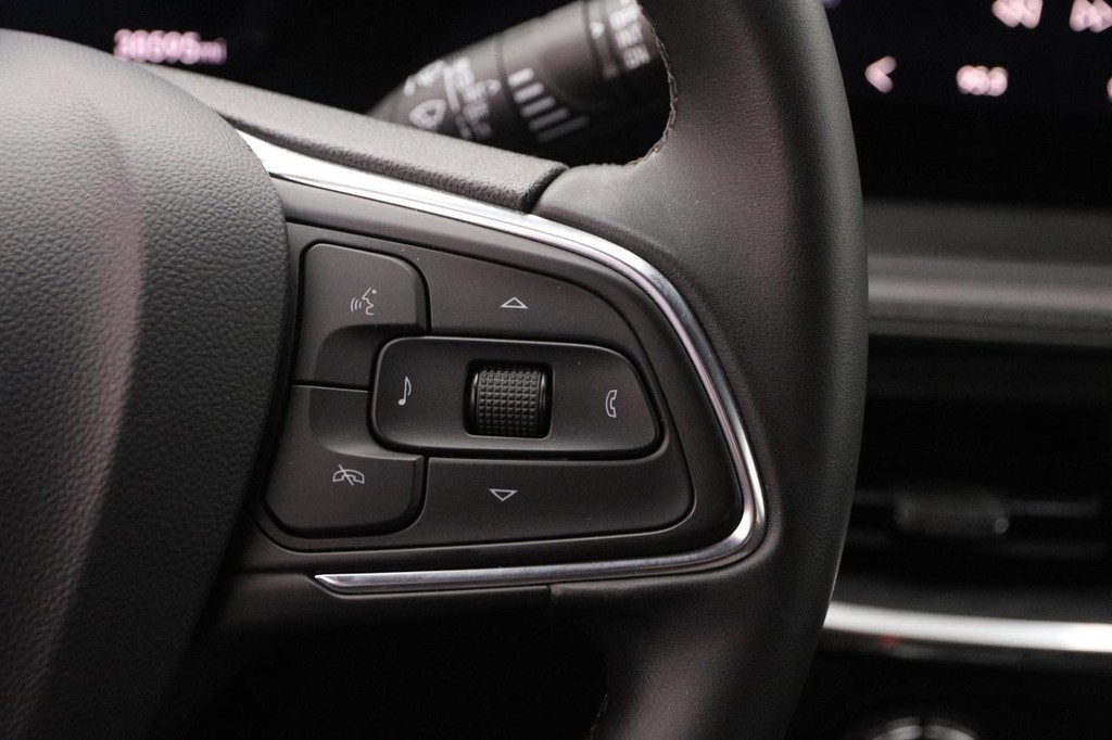 Buick Encore GX Vehicle Full-screen Gallery Image 12