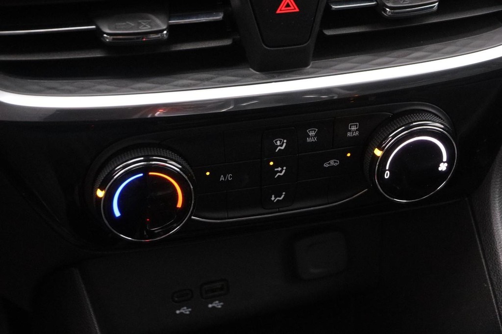 Buick Encore GX Vehicle Full-screen Gallery Image 16