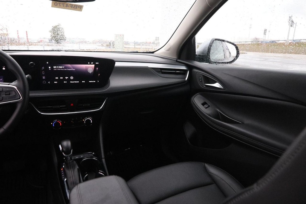 Buick Encore GX Vehicle Full-screen Gallery Image 22
