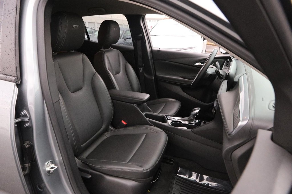 Buick Encore GX Vehicle Full-screen Gallery Image 23