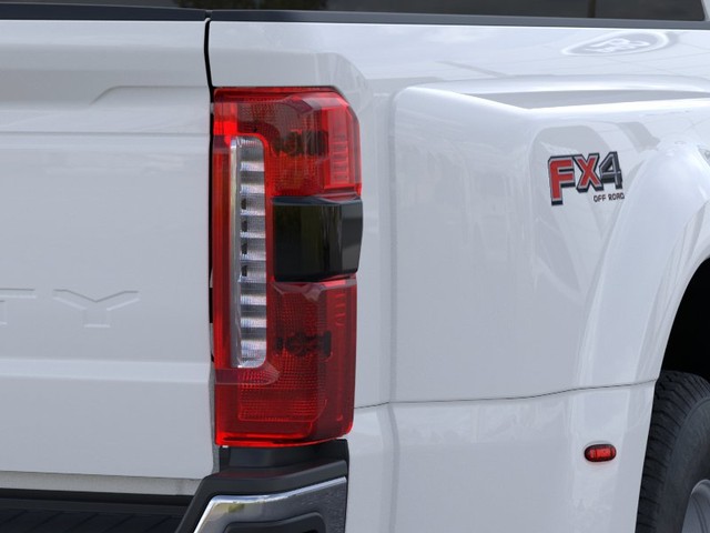 Ford Super Duty F-350 DRW Vehicle Image 21