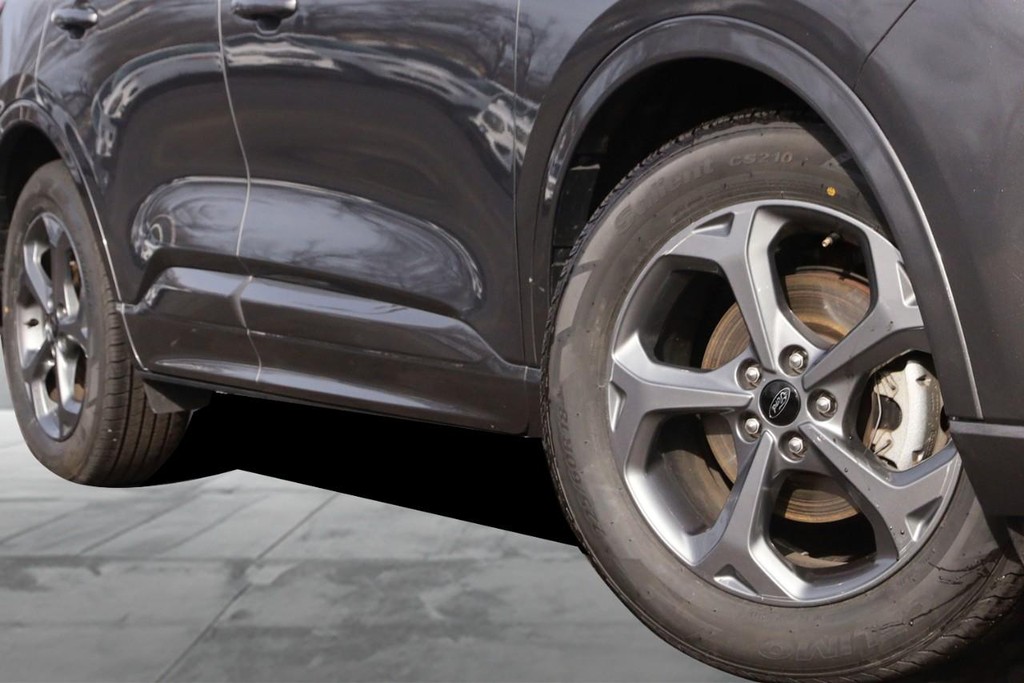 Ford Escape Vehicle Full-screen Gallery Image 3