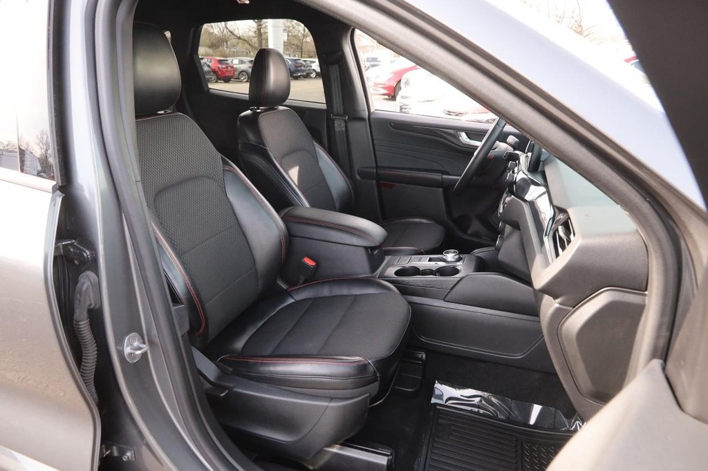 Ford Escape Vehicle Full-screen Gallery Image 24