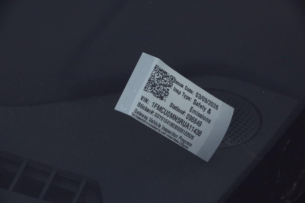 Ford Escape Vehicle Full-screen Gallery Image 27