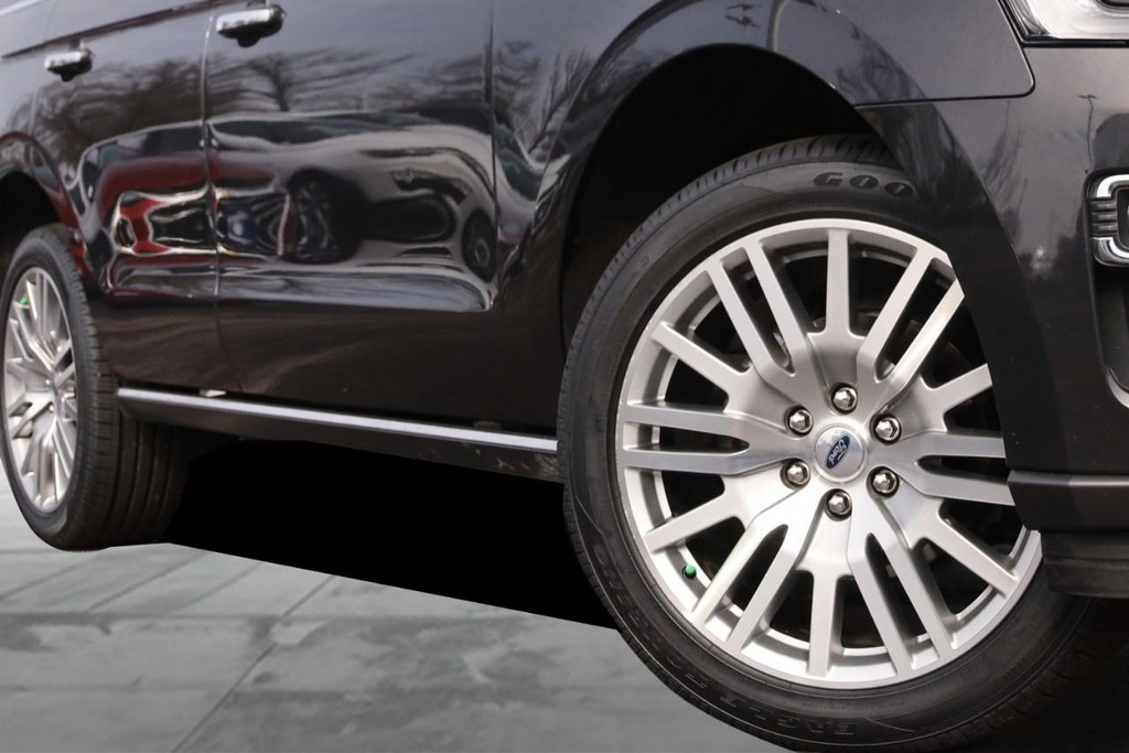 Ford Expedition Vehicle Full-screen Gallery Image 3