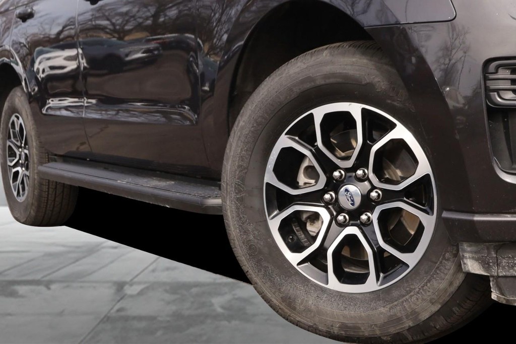 Ford Expedition Vehicle Full-screen Gallery Image 3