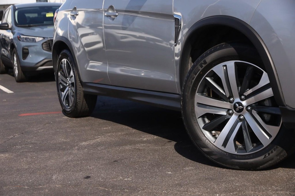 Mitsubishi Outlander Sport Vehicle Full-screen Gallery Image 3