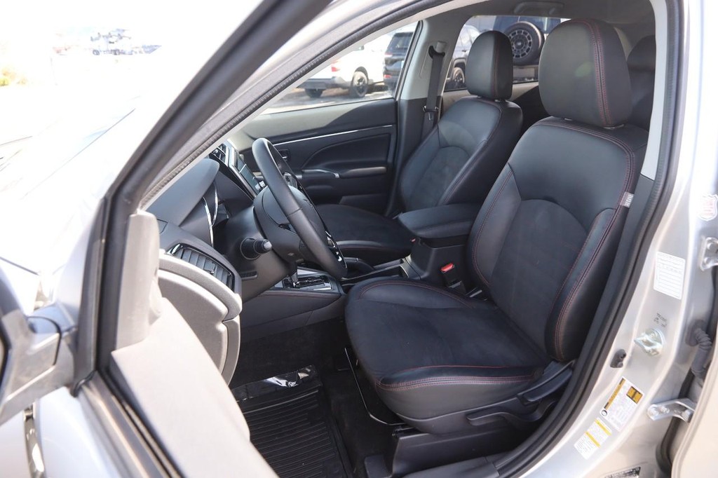 Mitsubishi Outlander Sport Vehicle Full-screen Gallery Image 8