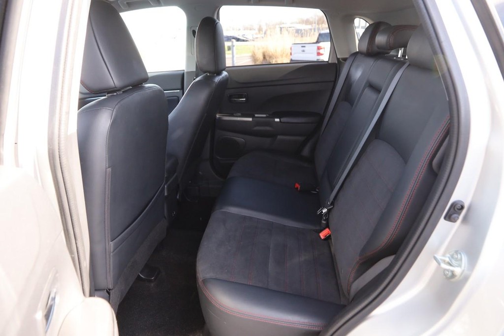 Mitsubishi Outlander Sport Vehicle Full-screen Gallery Image 9