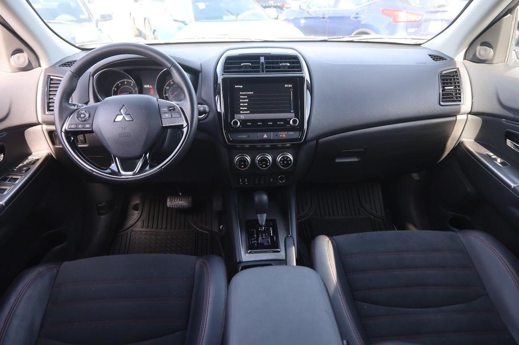 Mitsubishi Outlander Sport Vehicle Full-screen Gallery Image 21