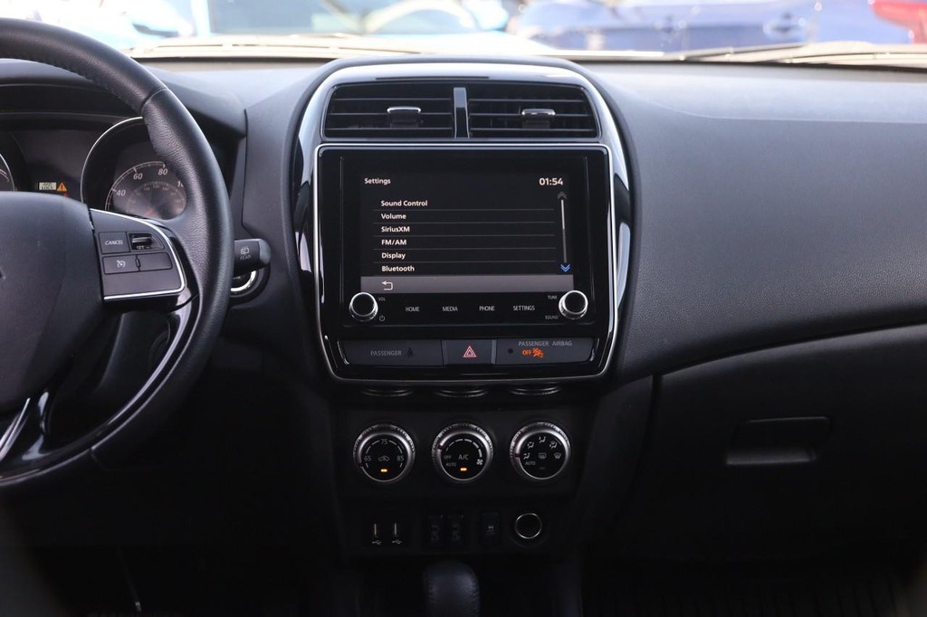 Mitsubishi Outlander Sport Vehicle Full-screen Gallery Image 24