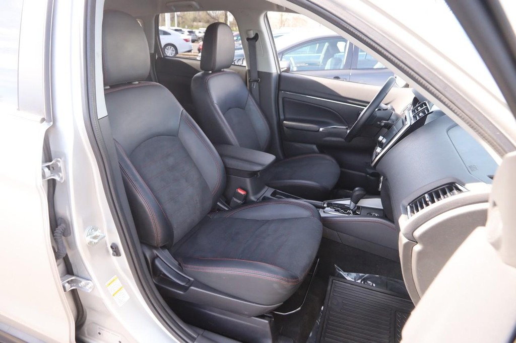 Mitsubishi Outlander Sport Vehicle Full-screen Gallery Image 26