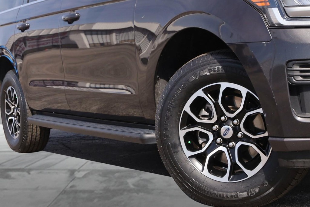 Ford Expedition Max Vehicle Full-screen Gallery Image 3