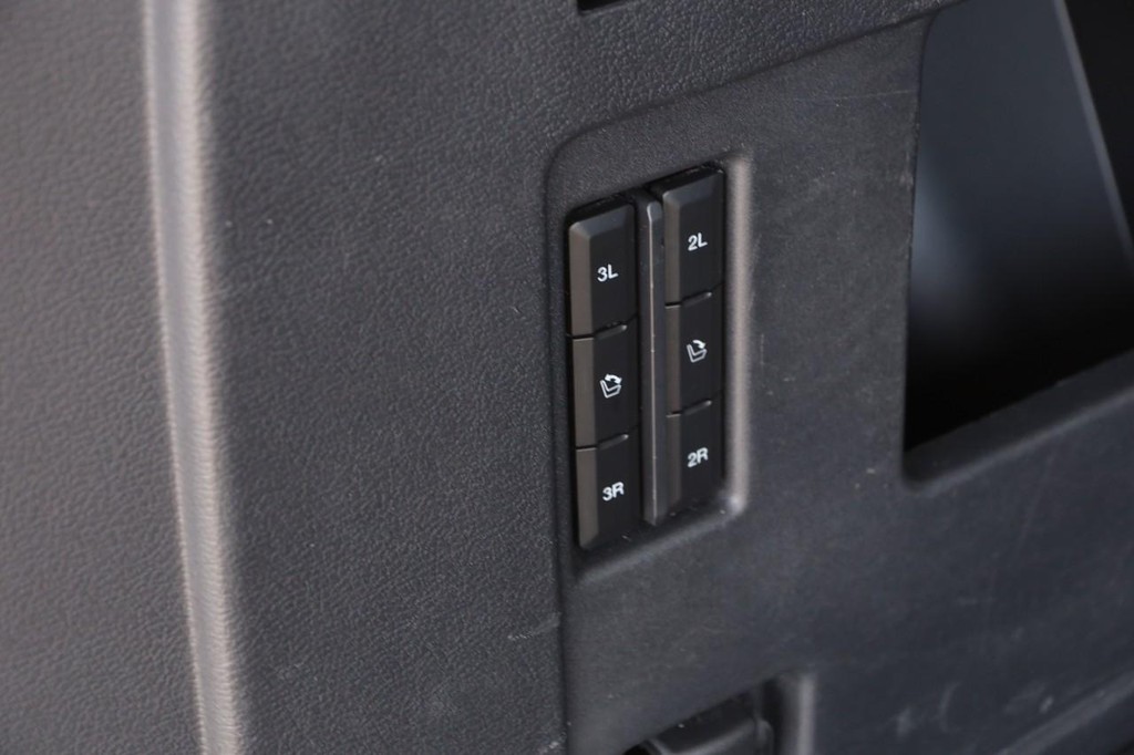 Ford Expedition Max Vehicle Full-screen Gallery Image 8