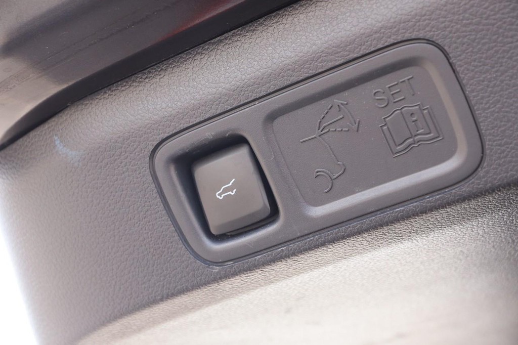 Ford Expedition Max Vehicle Full-screen Gallery Image 9