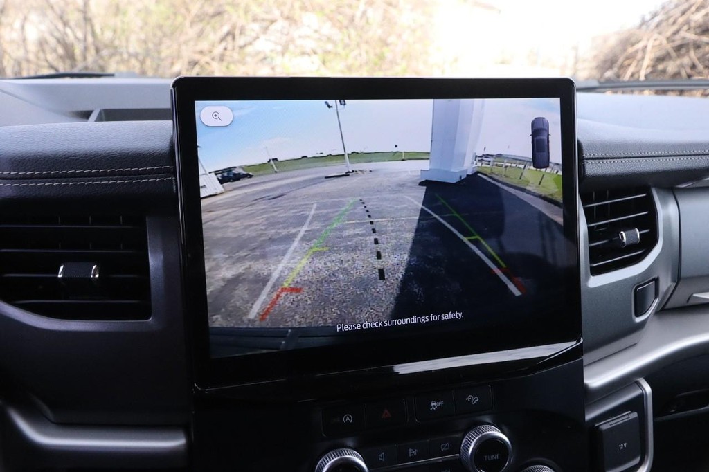 Ford Expedition Max Vehicle Full-screen Gallery Image 19