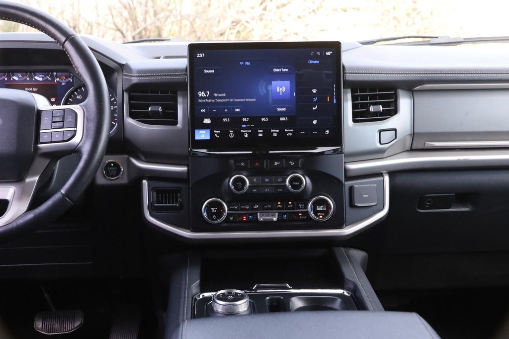 Ford Expedition Max Vehicle Full-screen Gallery Image 26