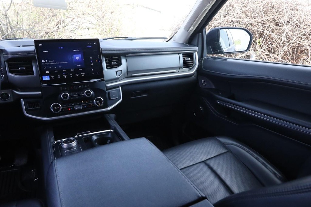 Ford Expedition Max Vehicle Full-screen Gallery Image 27