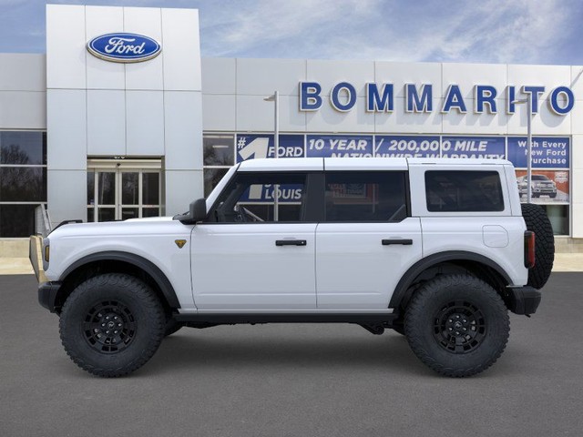 Ford Bronco Vehicle Full-screen Gallery Image 3