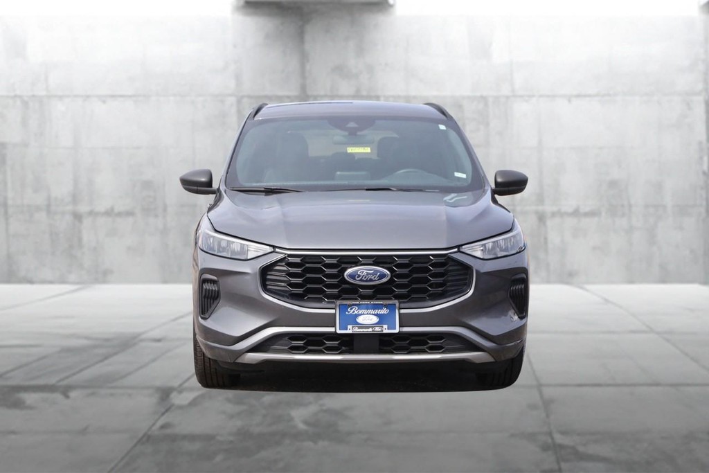 Ford Escape Vehicle Full-screen Gallery Image 4