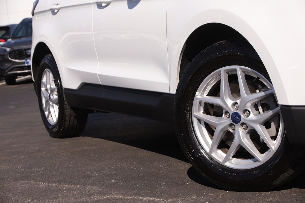 Ford Edge Vehicle Full-screen Gallery Image 2